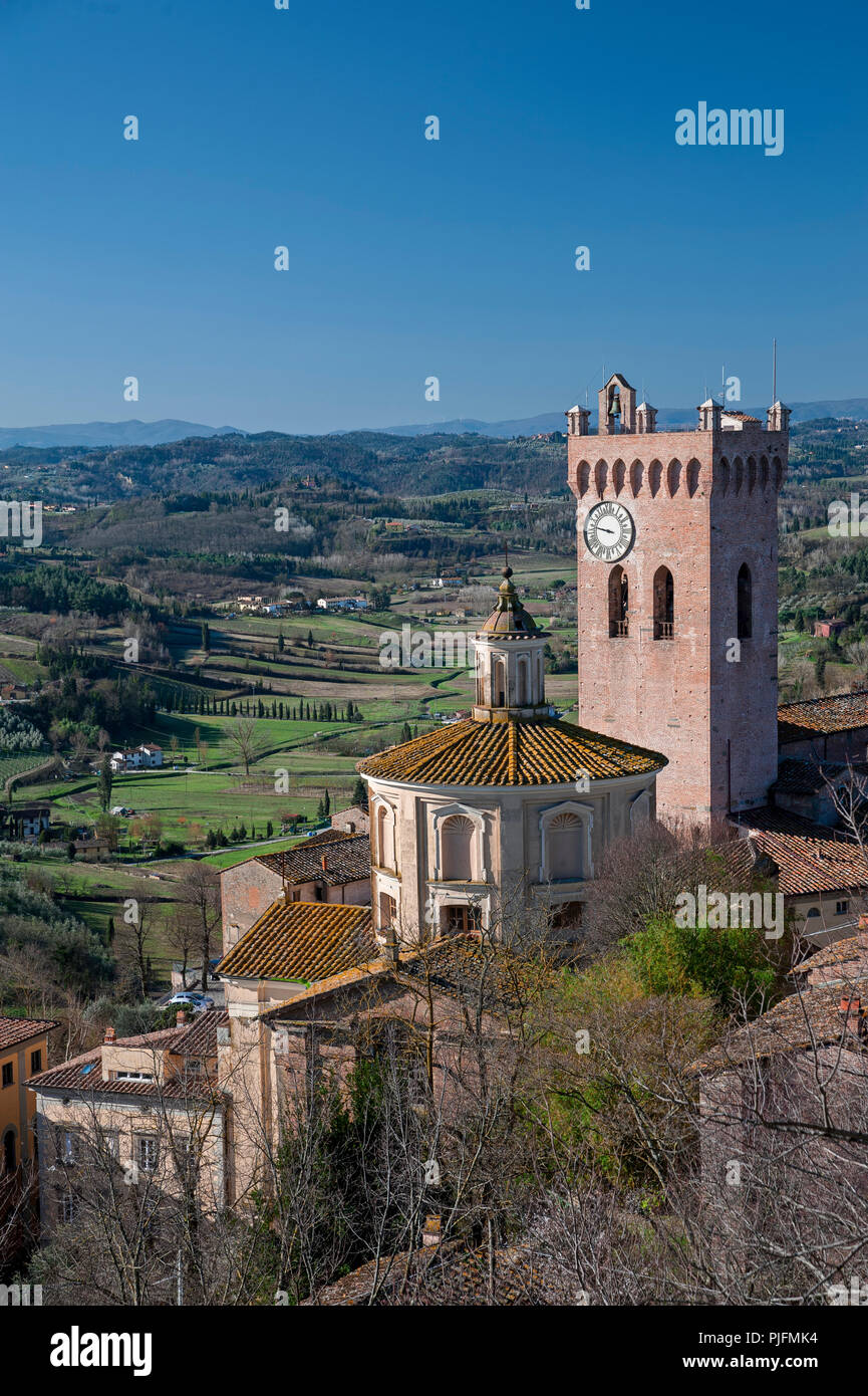 Le panorama depuis la Rocca, avec le clocher de la cathédrale de San Miniato Banque D'Images
