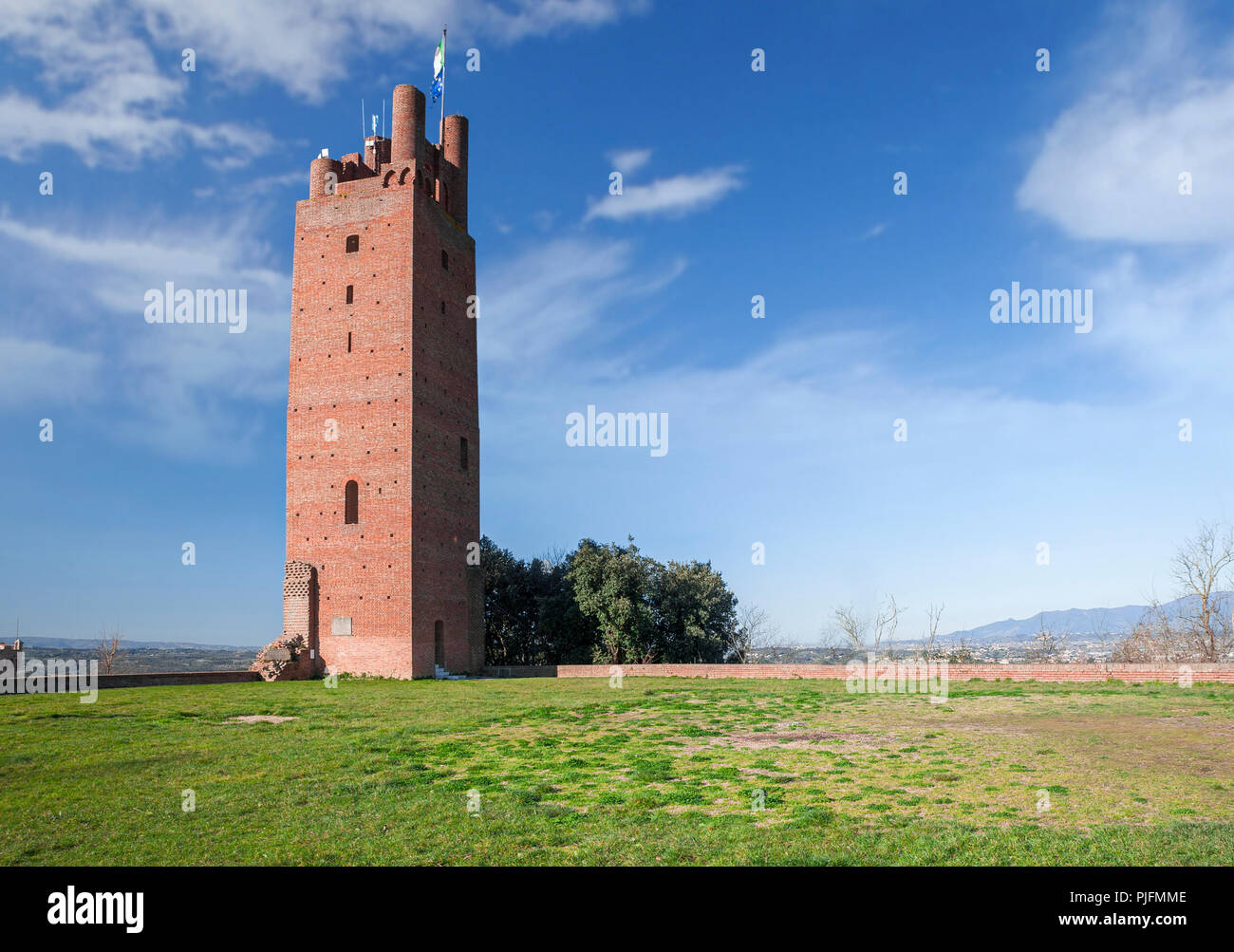 La tour de Federico, construit par Frédéric II au xiiie siècle au sommet de la colline, à une altitude de 192 mètres (630 ft), donnant sur l'ent Banque D'Images