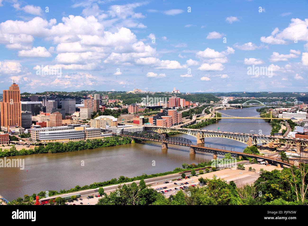 Pittsburgh, Pennsylvanie - ville des États-Unis. Skyline avec les ponts de la rivière Monongahela. Banque D'Images