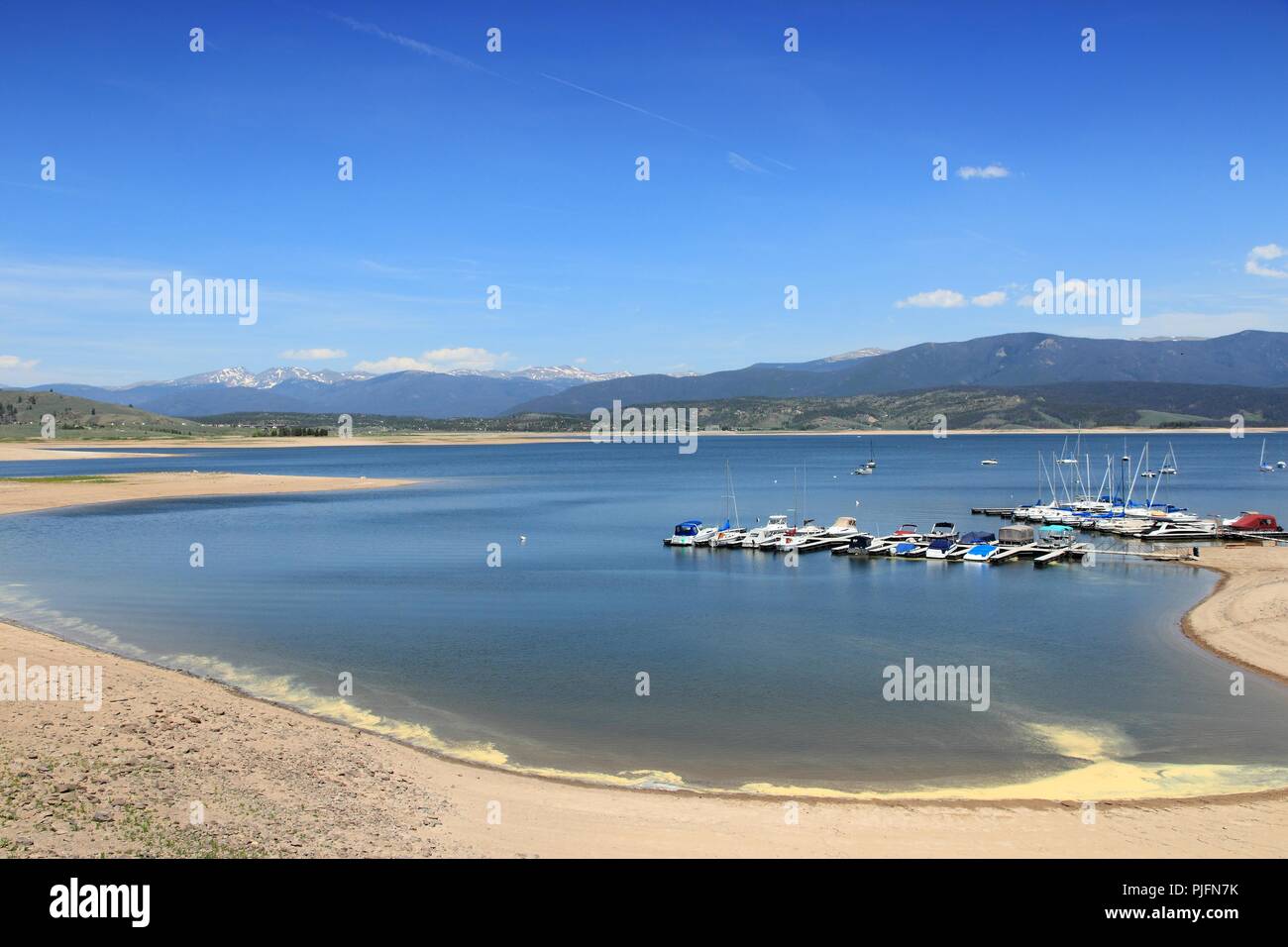 Colorado, États-Unis - Lac Granby avec vue Montagnes Rocheuses en arrière-plan. Partie d'Arapaho National Recreation Area. Banque D'Images