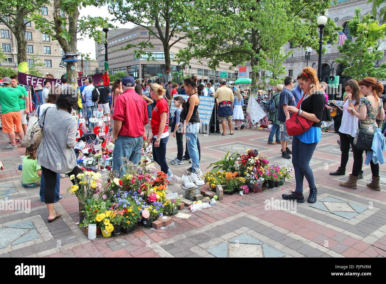 BOSTON, USA - 8 juin 2013 : Les gens de commémorer les victimes des bombardements dans la région de Boston. Attaque terroriste a eu lieu au cours de célèbre Marathon de Boston le 15 avril 2013. Banque D'Images