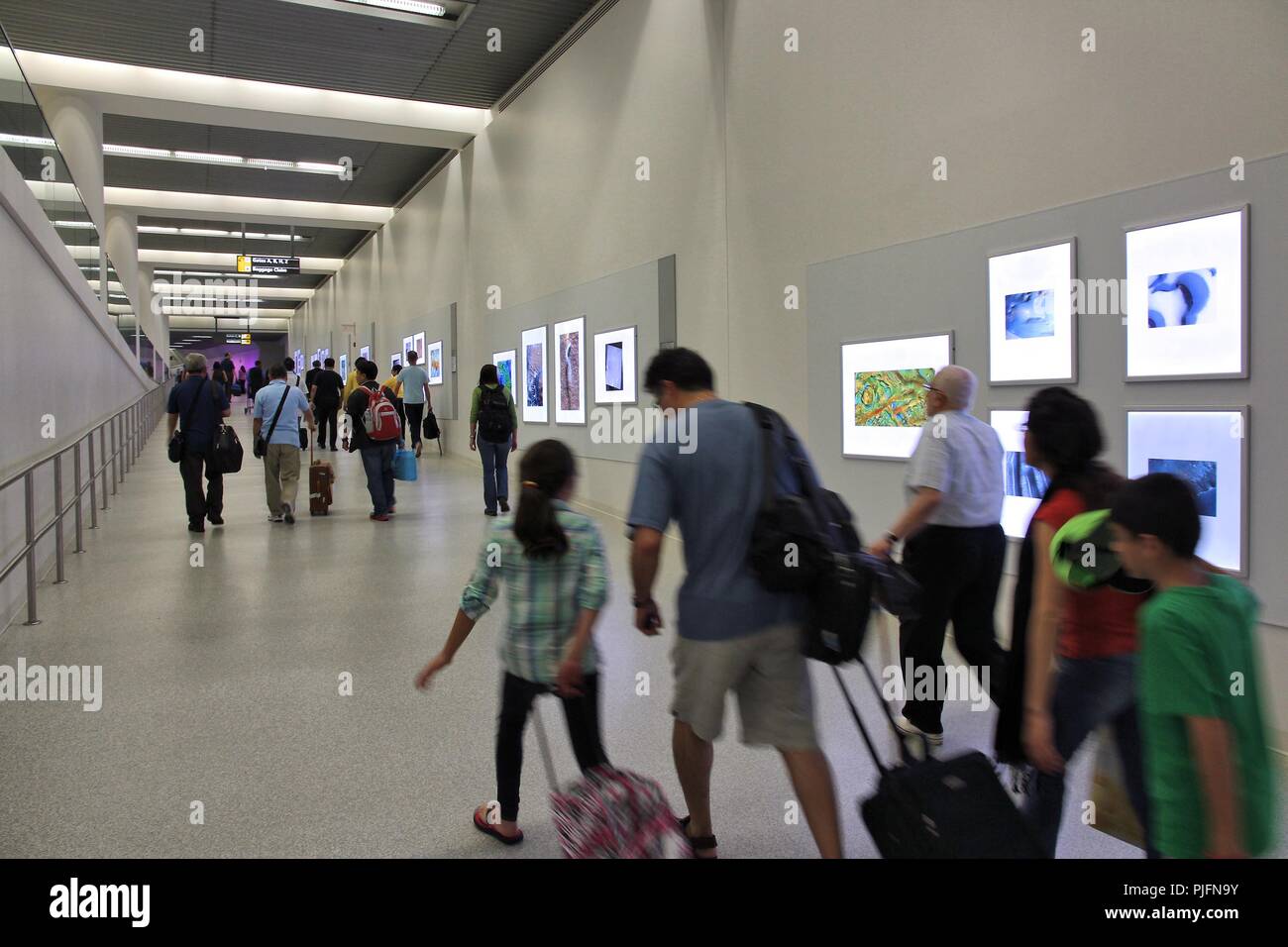 WASHINGTON, Etats-Unis - 15 juin 2013 : Les gens se pressent à l'Aéroport International Dulles de Washington, D.C., aux États-Unis. Avec 10,8 millions de passagers en 2012, il a été 23e Banque D'Images WASHINGTON, Etats-Unis - 15 juin 2013 : Les gens se pressent à l'Aéroport International Dulles de Washington, D.C., aux États-Unis. Avec 10,8 millions de passagers en 2012, il a été 23e Banque D'Images