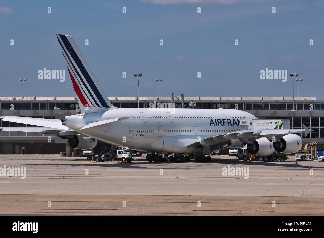 WASHINGTON, Etats-Unis - 15 juin 2013 : Les hommes conseil Air France Airbus A380 à l'Aéroport International Dulles de Washington, D.C., aux États-Unis. A380 est le plus gros passe Banque D'Images