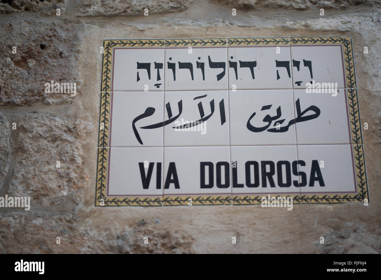Panneau routier de la Via Dolorosa en hébreu et de la langue arabe Banque D'Images