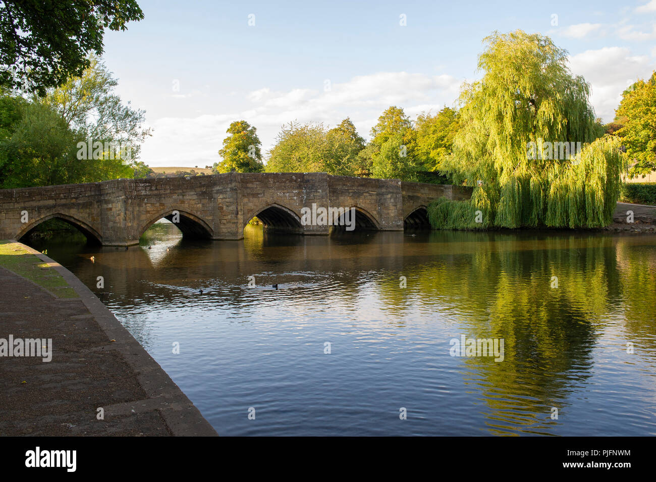 La beauté des paysages le long de la rivière Wye à Bakewell dans le parc national de Peak District, Derbyshire Banque D'Images