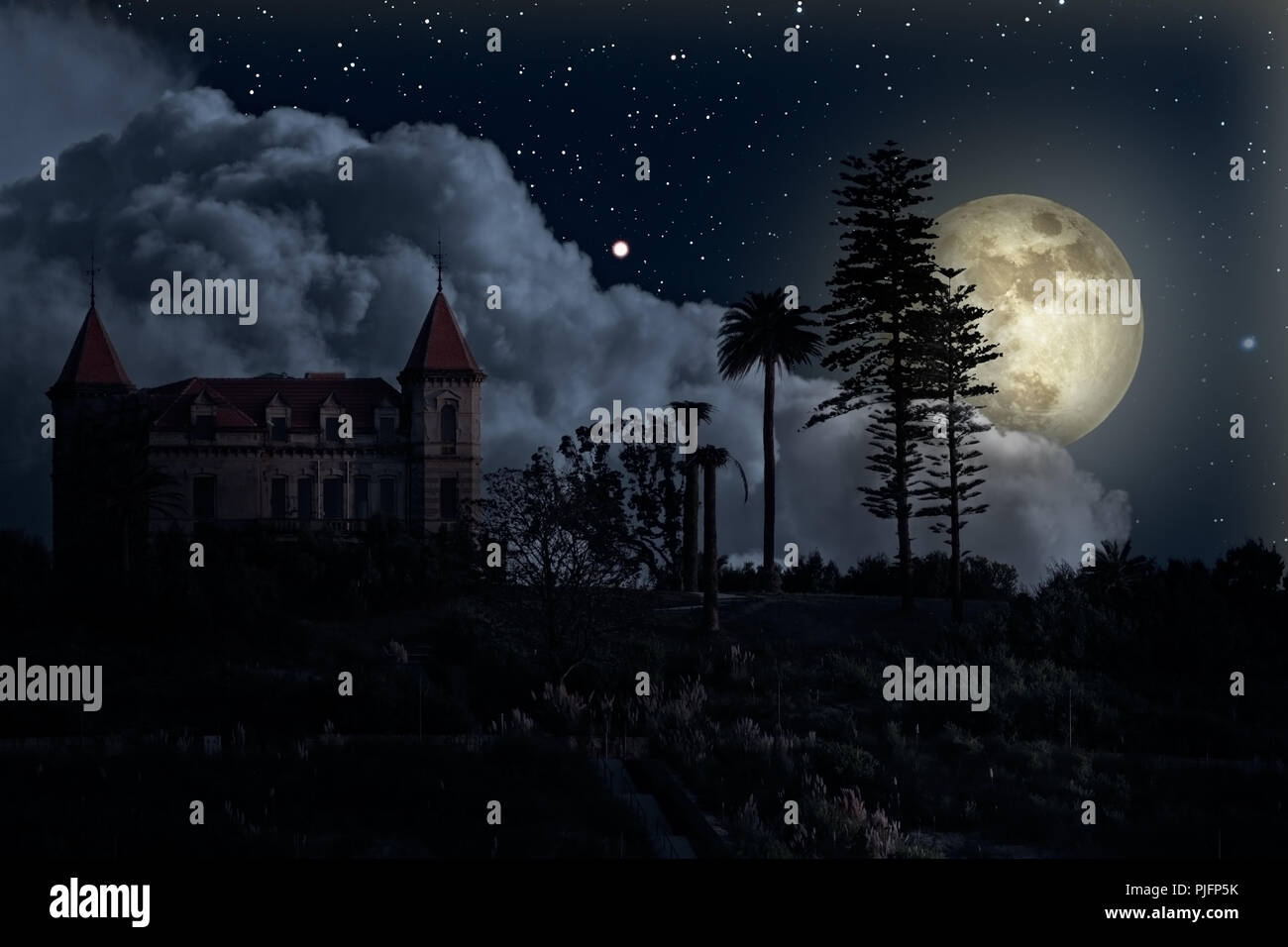 Vieille maison mystérieuse dans une nuit de pleine lune Banque D'Images