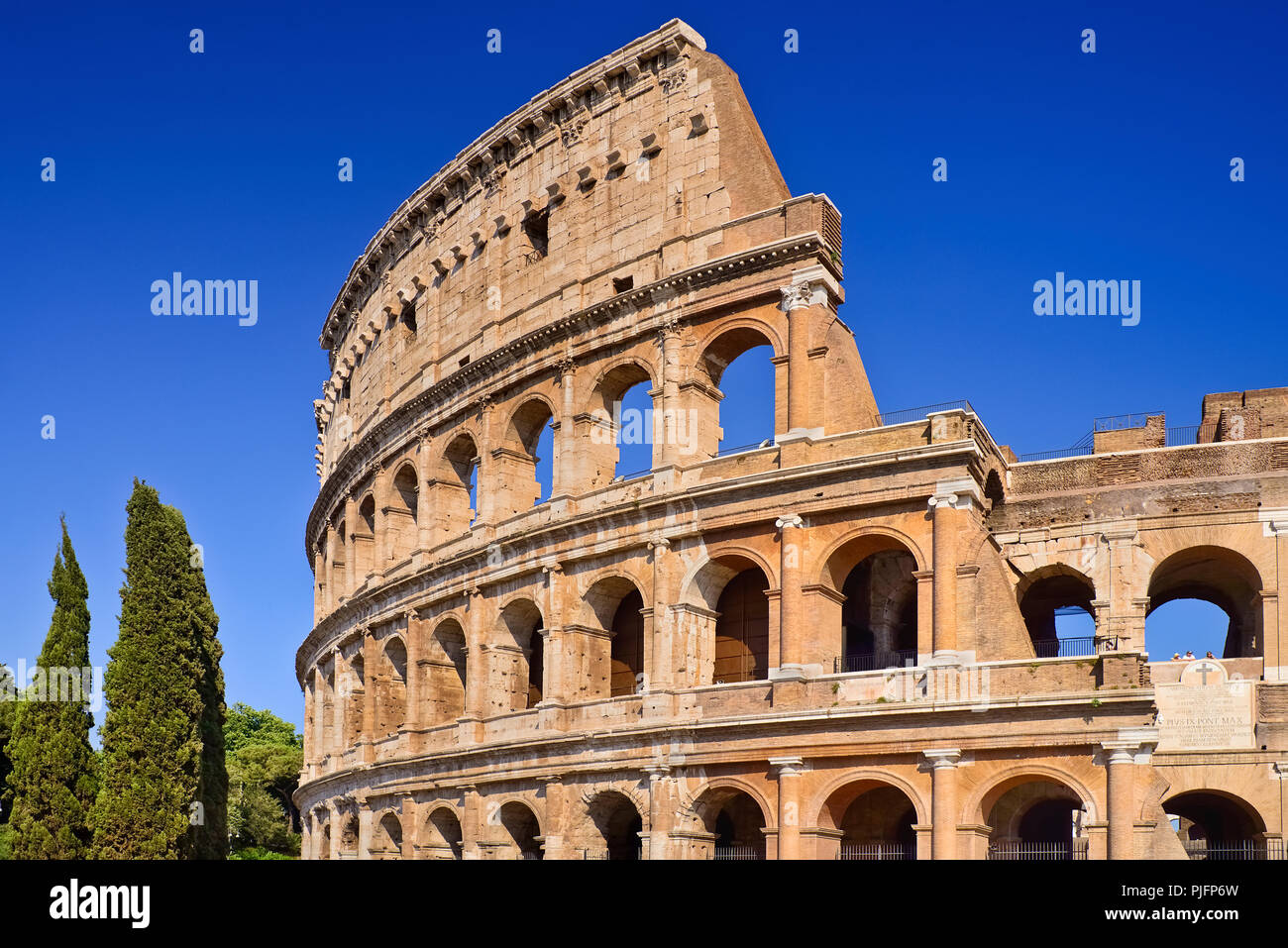 L'Italie, Lazio, Rome, le colisée amphithéâtre construit par l'empereur Vespasien dans AD 80, Vue d'un article de la côté sud. Banque D'Images