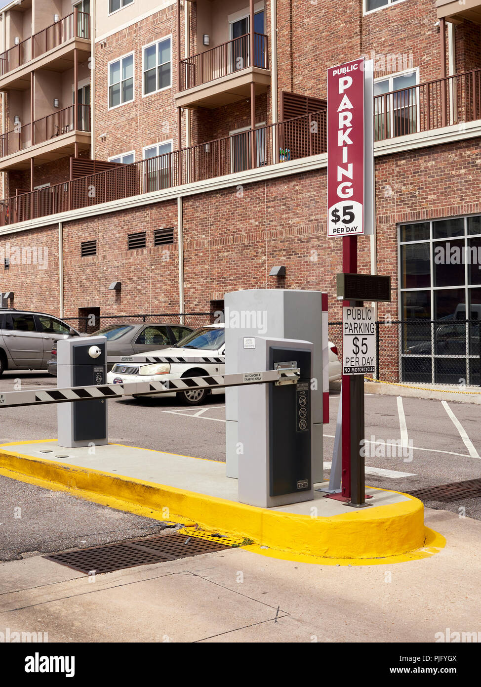 Ticket de stationnement automatisé stand et gate pour automobile ou d'un parking voiture uniquement dans le centre-ville de Montgomery en Alabama, USA. Banque D'Images