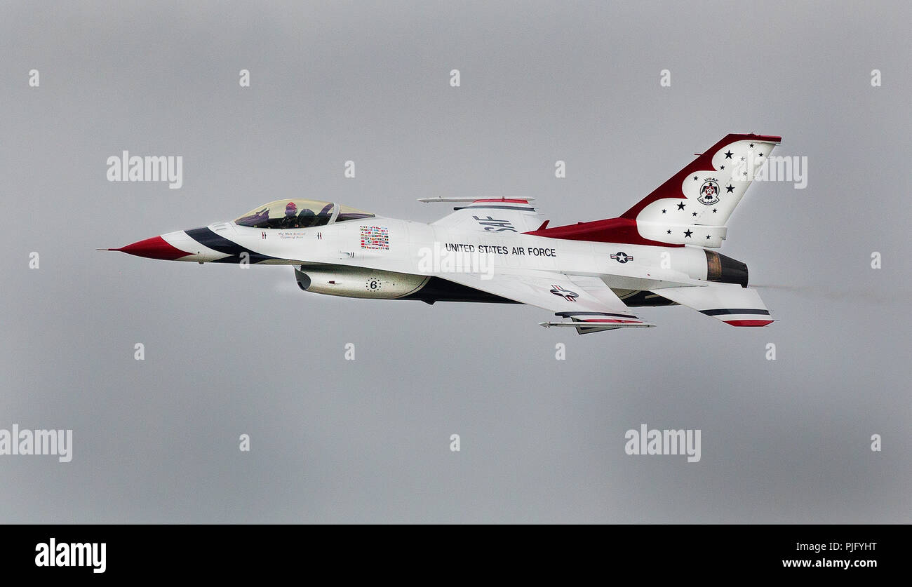 F-16 Fighting Falcon, la précision du vol en formation par l'US Air Force Thunderbirds Banque D'Images