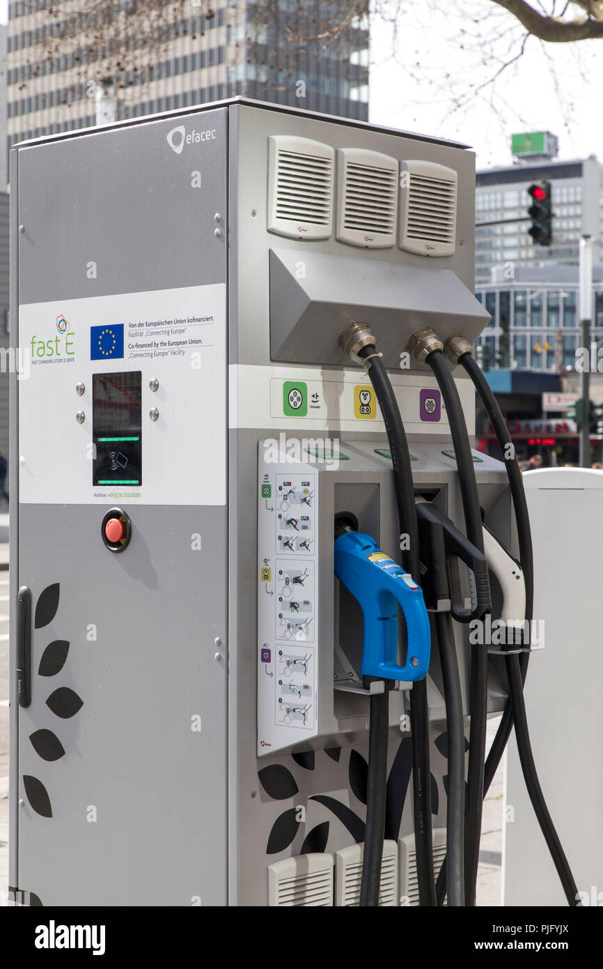 Station de charge pour les véhicules électriques, FastE, avec le câble de recharge et le bouchon pour divers modèles, à la gare centrale de Essen, Banque D'Images