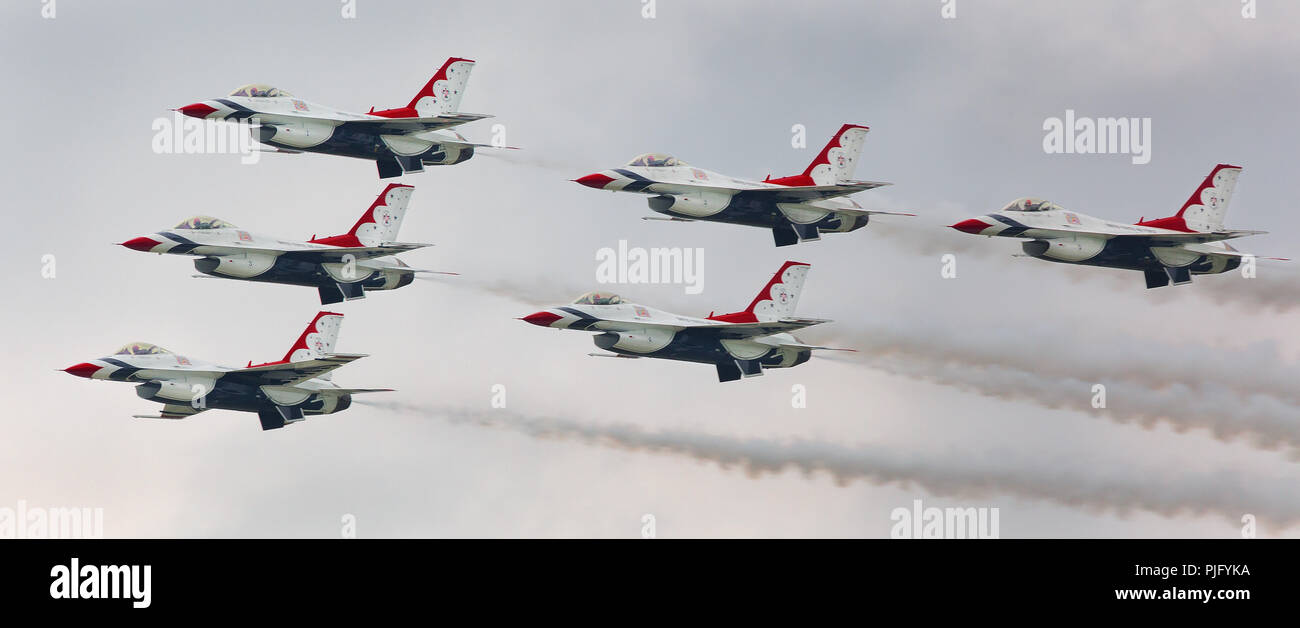 F-16 Fighting Falcon, la précision du vol en formation par l'US Air Force Thunderbirds Banque D'Images