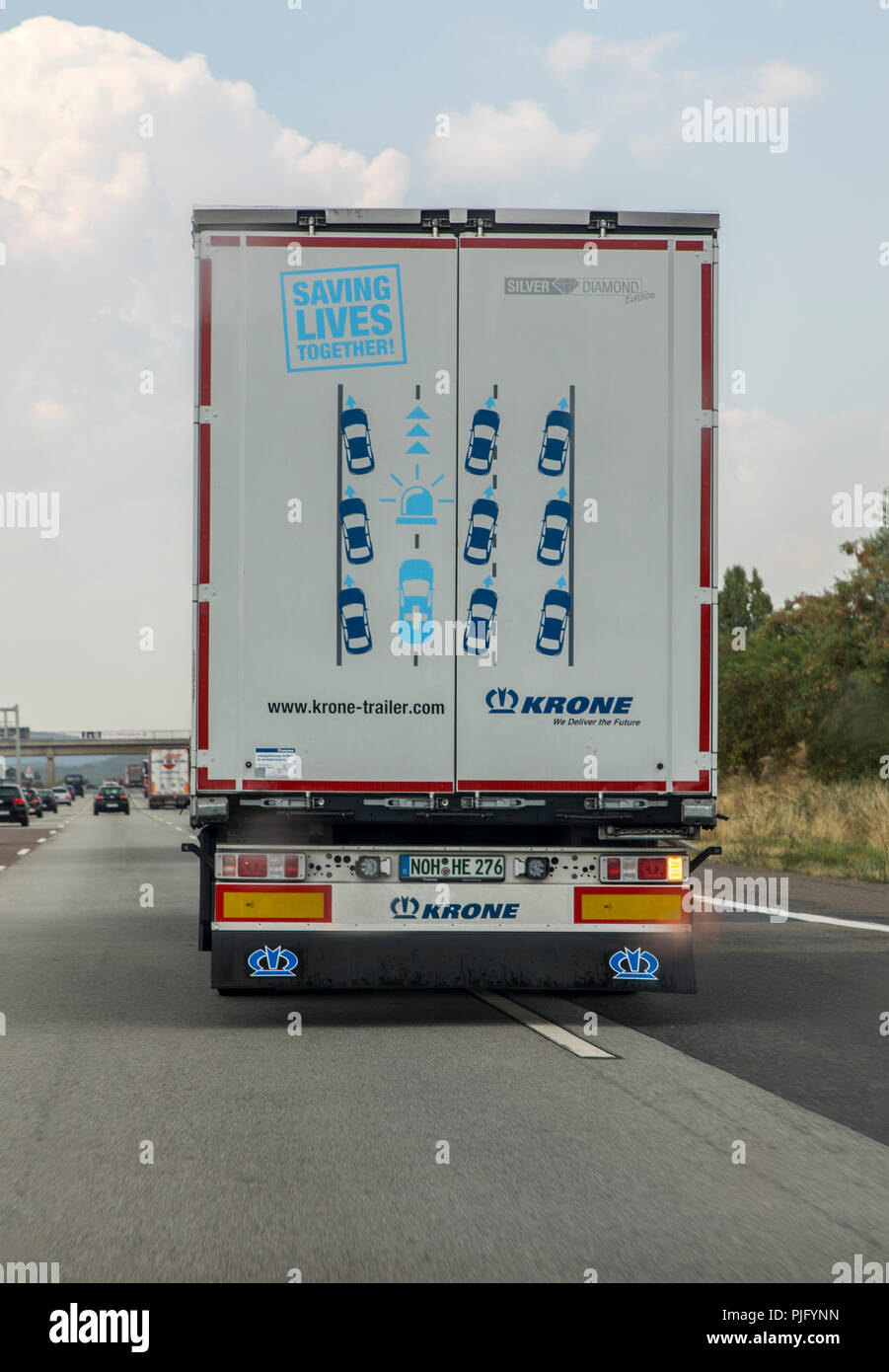 L'autoroute A3, près de Francfort, un camion avec de la publicité pour le sauvetage lane sur la poupe du Aufleger, Allemagne Banque D'Images