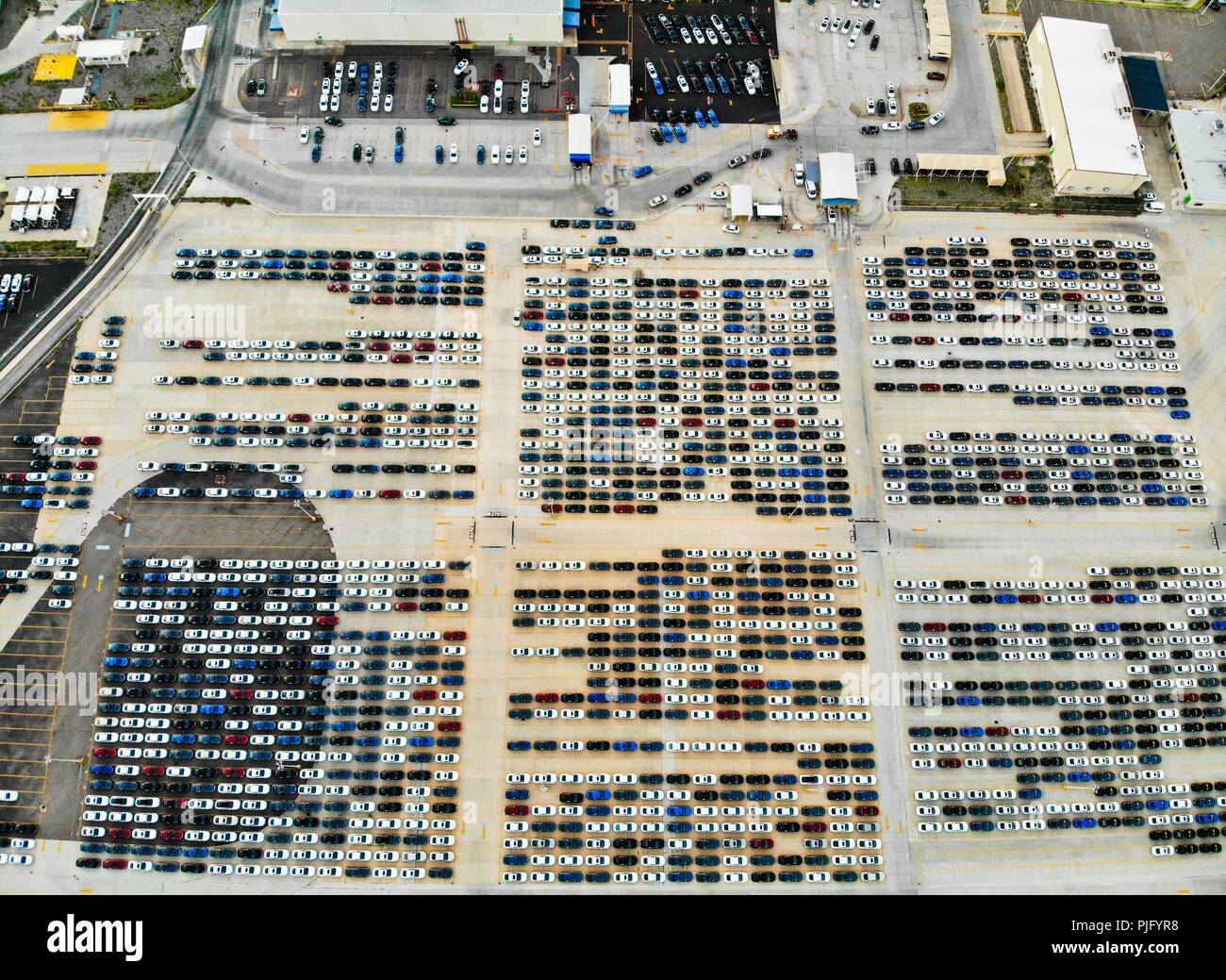 Vue aérienne de l'entreprise automobile Ford Motor Company dans le parc industriel de Hermosillo, Sonora, Mexique. Des centaines de nouvelles voitures. train. Transport. Location Banque D'Images
