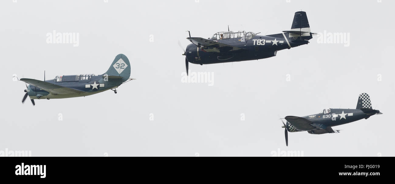 La Seconde Guerre mondiale US Navy avions volant en formation chef Curtiss SB2C-5 Helldiver, Grumman TBM-3E Avenger et Vought FG-1D Corsair à Thunder sur Mic Banque D'Images