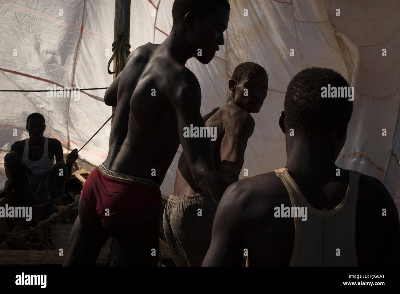 Les pêcheurs kényane sail leur bateau pendant une expédition de pêche sur le lac Turkana, au nord du Kenya, le 4 novembre 2012 Banque D'Images