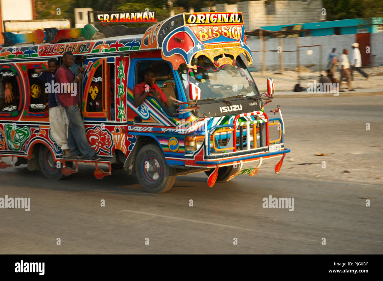Appuyez sur appuyez une pleine vitesse dans les rues de Port-au-Prince, Haïti Banque D'Images