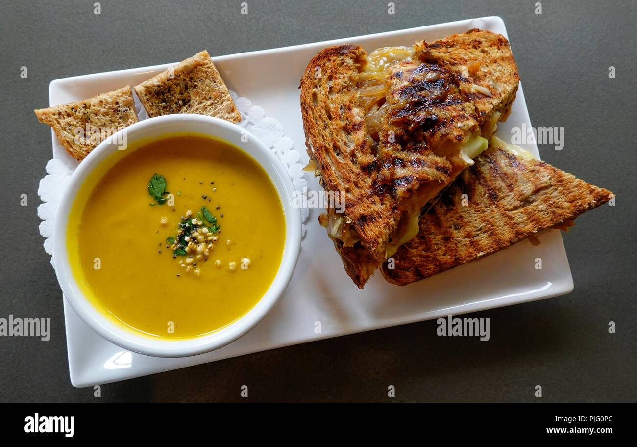 Sandwich au jambon et au fromage grillé avec soupe au potiron Banque D'Images