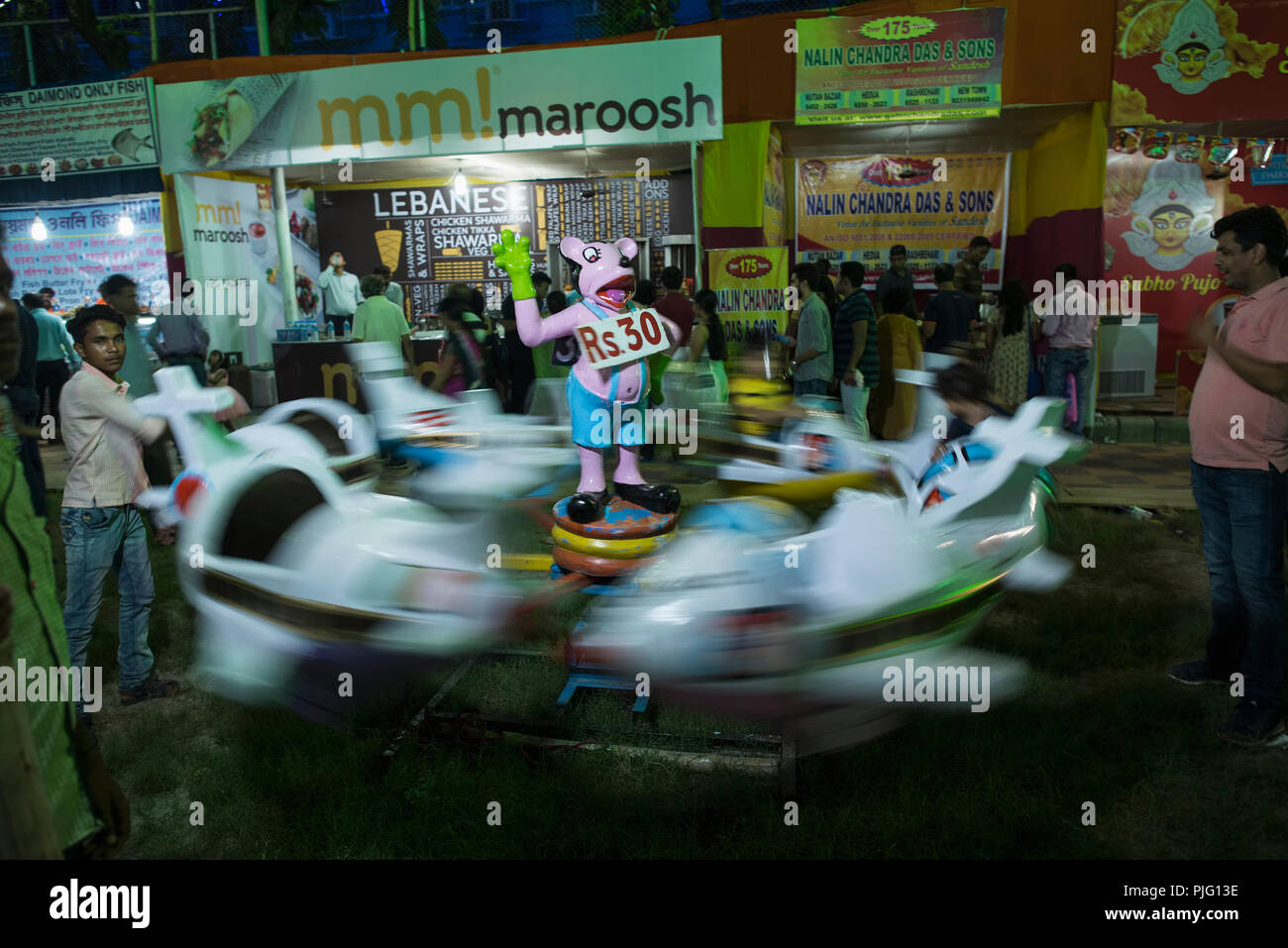 Durga Puja,festival,Carnaval,Micky souris,chaises,ronde au roulement,Salt lake Kolkata, Inde. Banque D'Images