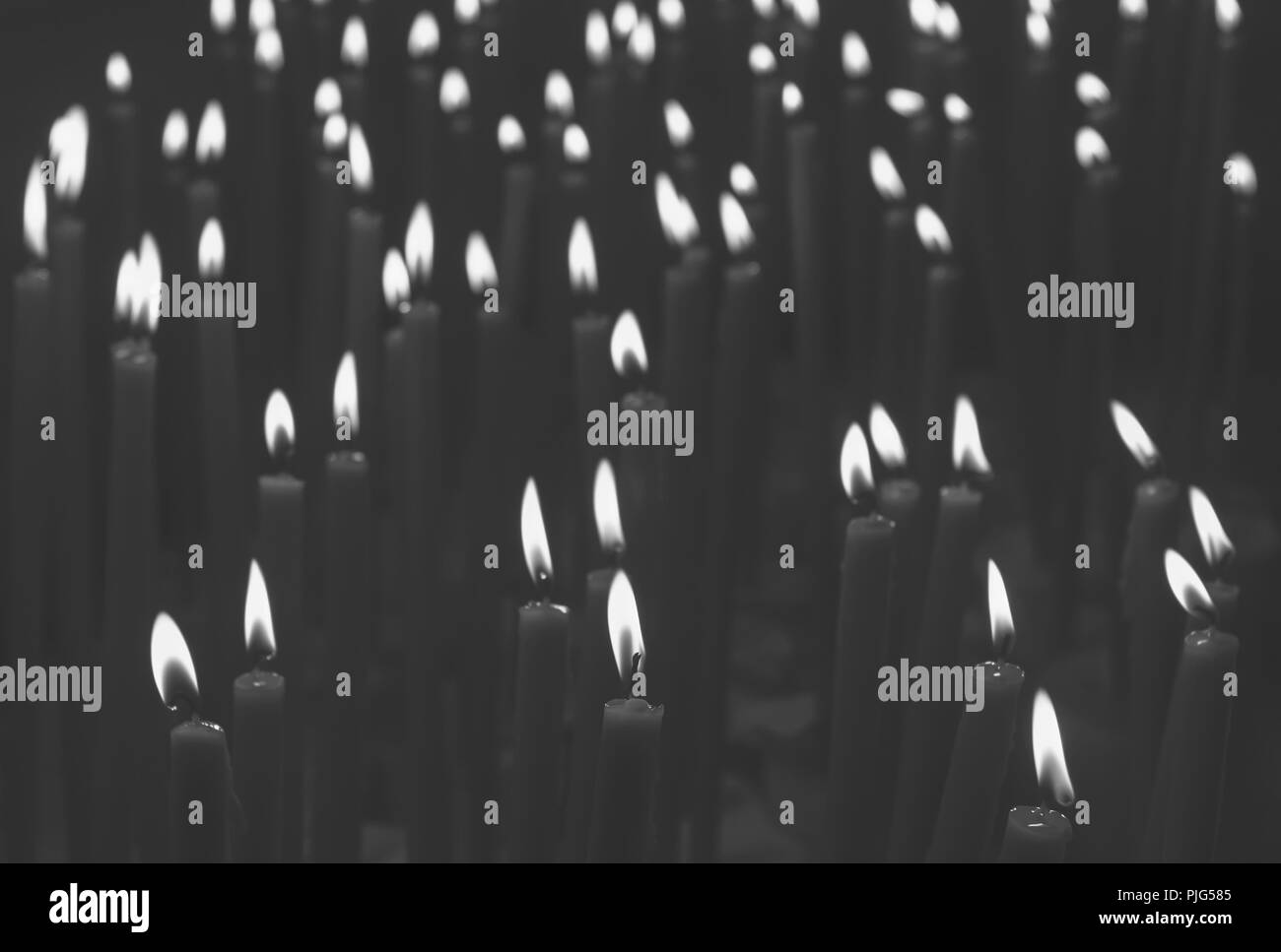 Beaucoup de brûler des bougies de cire dans le temple, photo en noir et blanc Banque D'Images