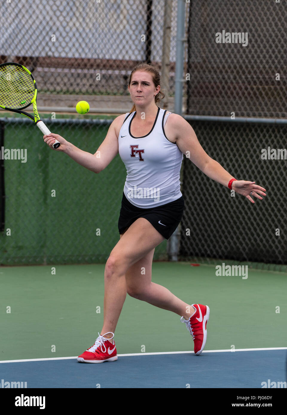 High school varsity Foothill joueur de tennis Tech surtout à être à la balle lors de son match contre saint Bonaventure le 4 septembre 2018. Banque D'Images