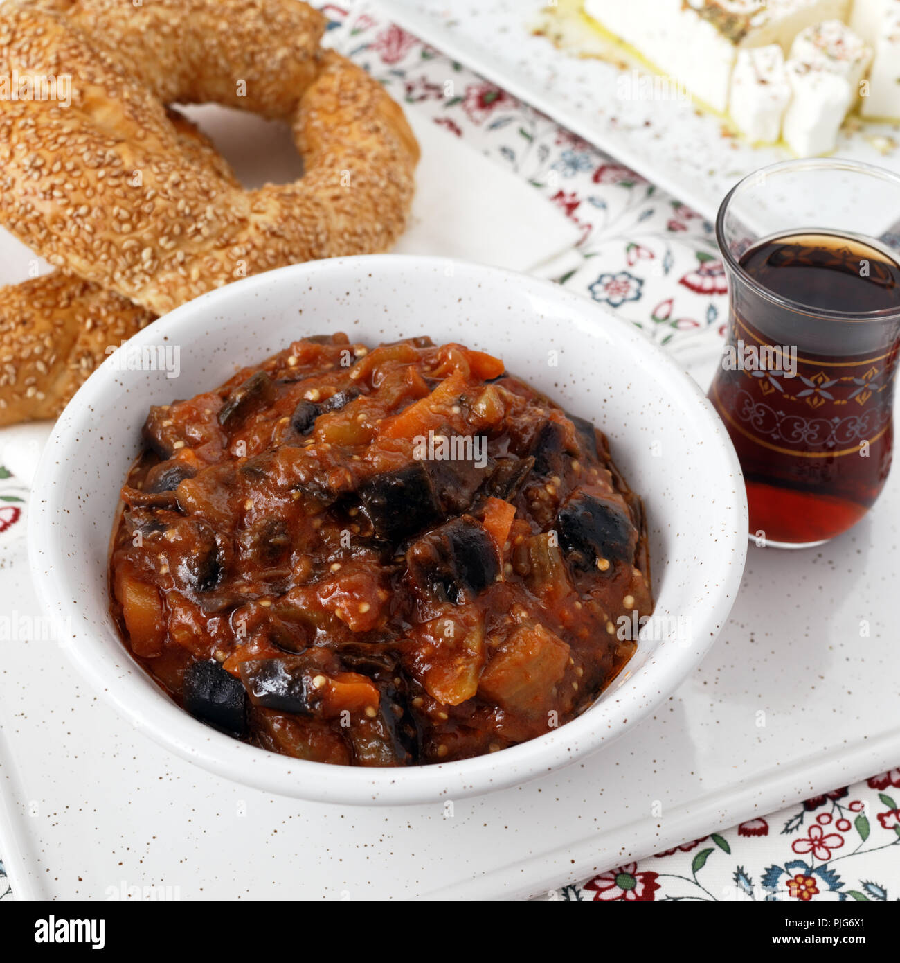 L'aubergine et le poivre ragoût avec de la feta, du thé turc et Turc bagels simits Banque D'Images