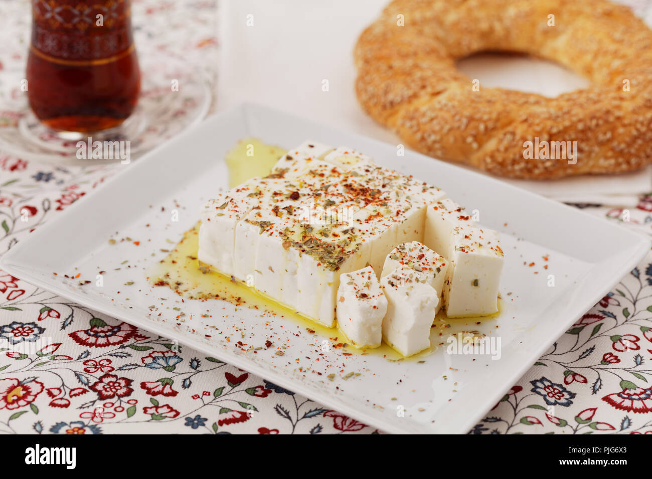 Petit déjeuner turc avec des tranches de fromage Feta, bagel simit turc, et thé turc traditionnel Banque D'Images