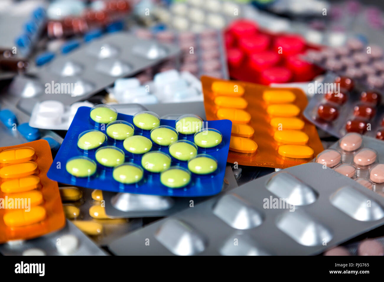 Pile de médicaments comprimés en plaquettes arrière-plan Banque D'Images