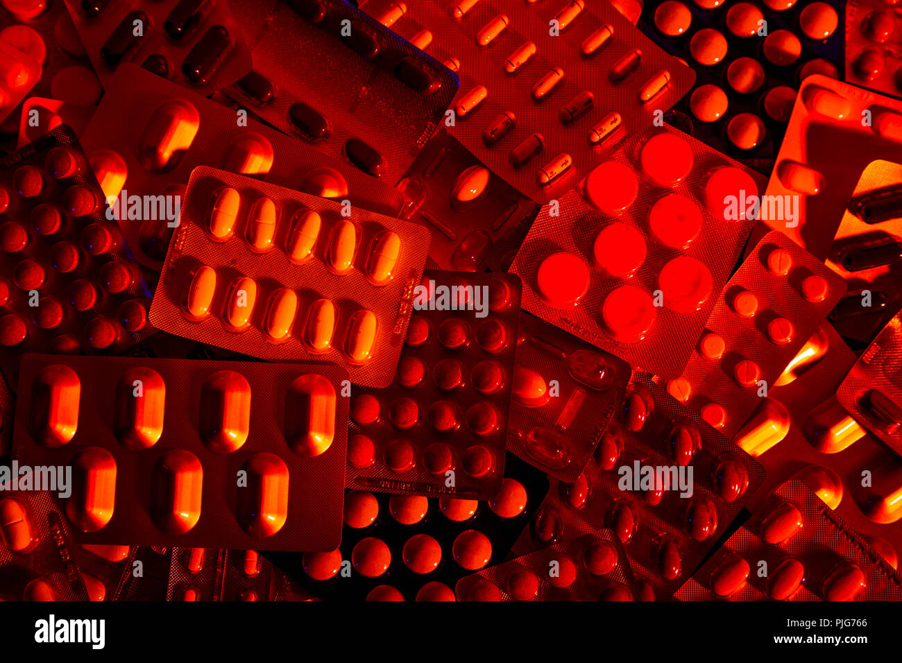 Pile de comprimés en plaquettes, gels de couleur, de laboratoire, de l'arrière-plan sinistre Banque D'Images