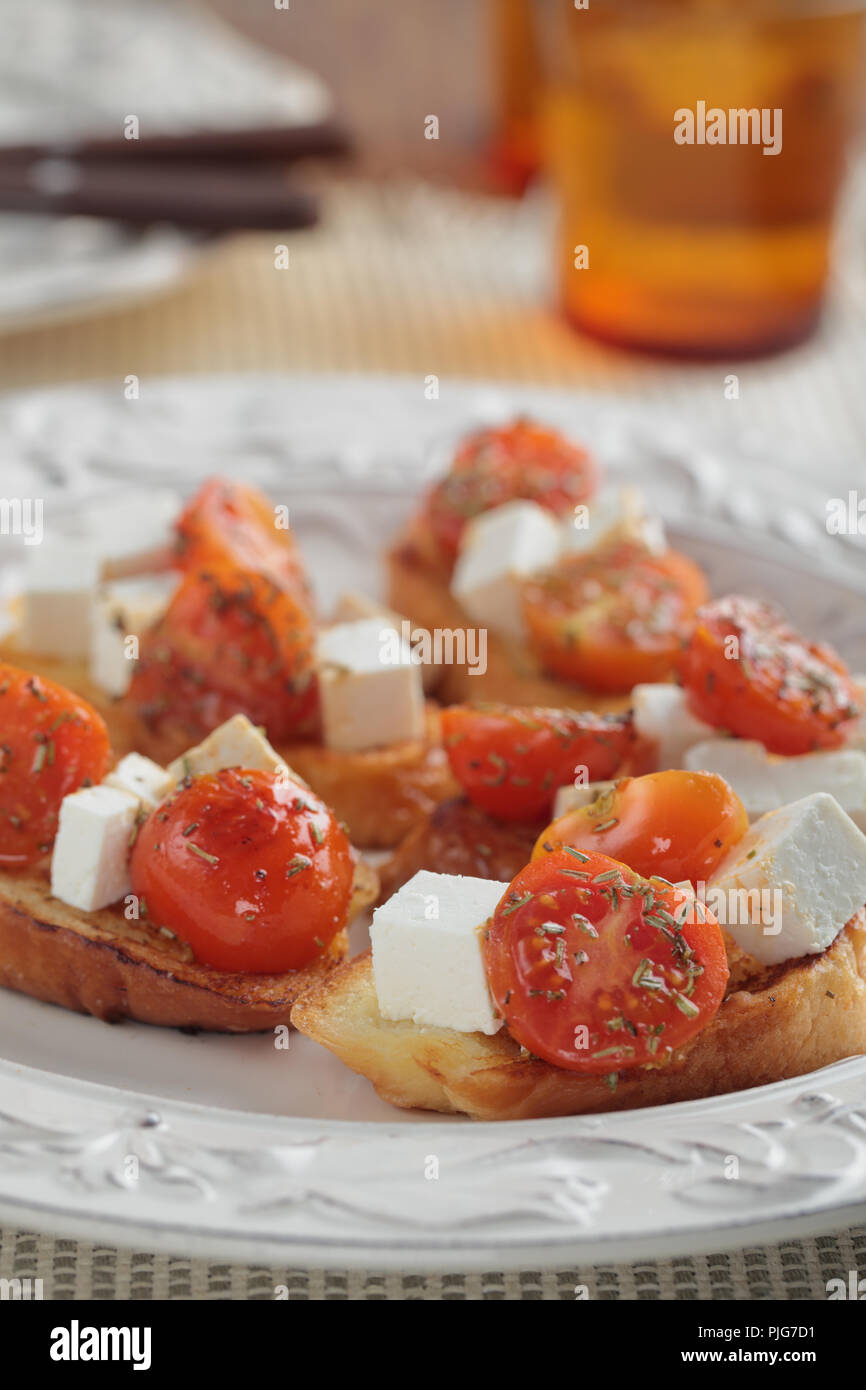 Soupes rassasiantes avec dés de fromage feta et tomates cerises Banque D'Images