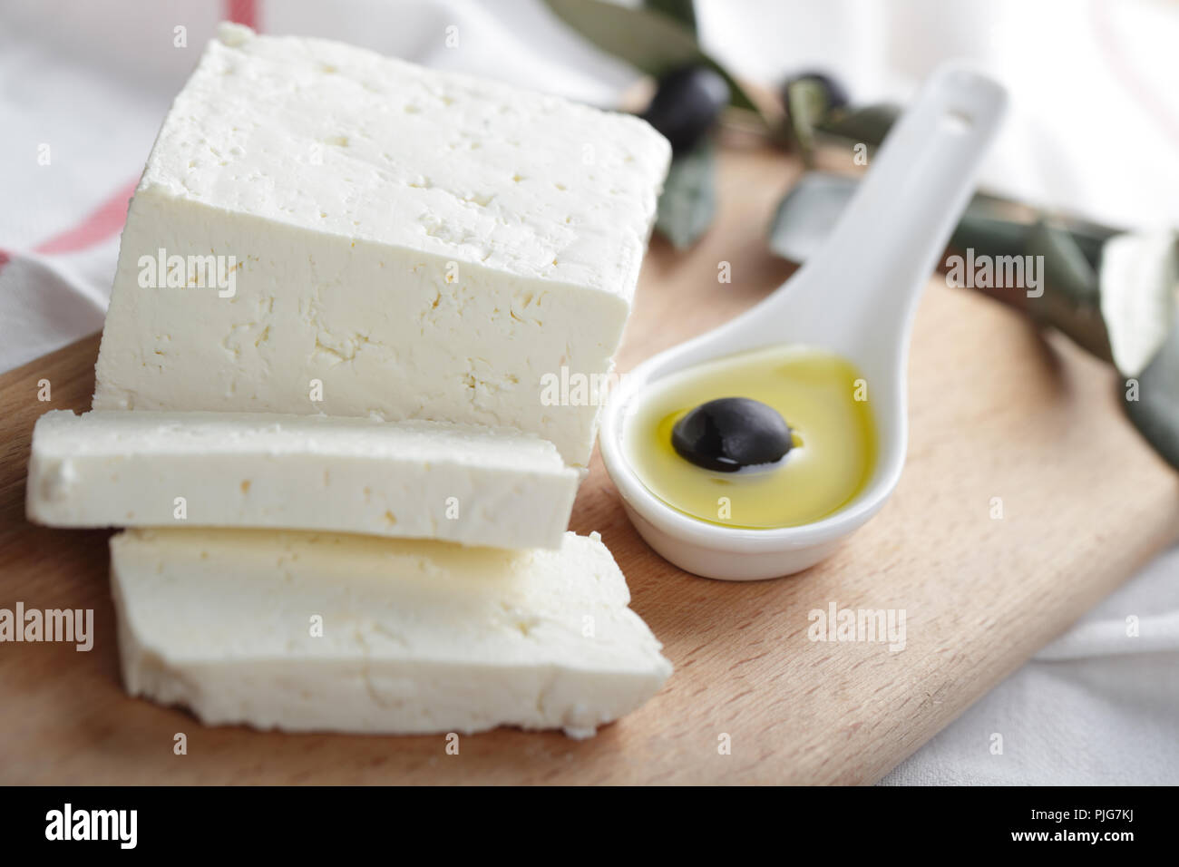 Le fromage feta et olives noires à l'huile d'olive Banque D'Images