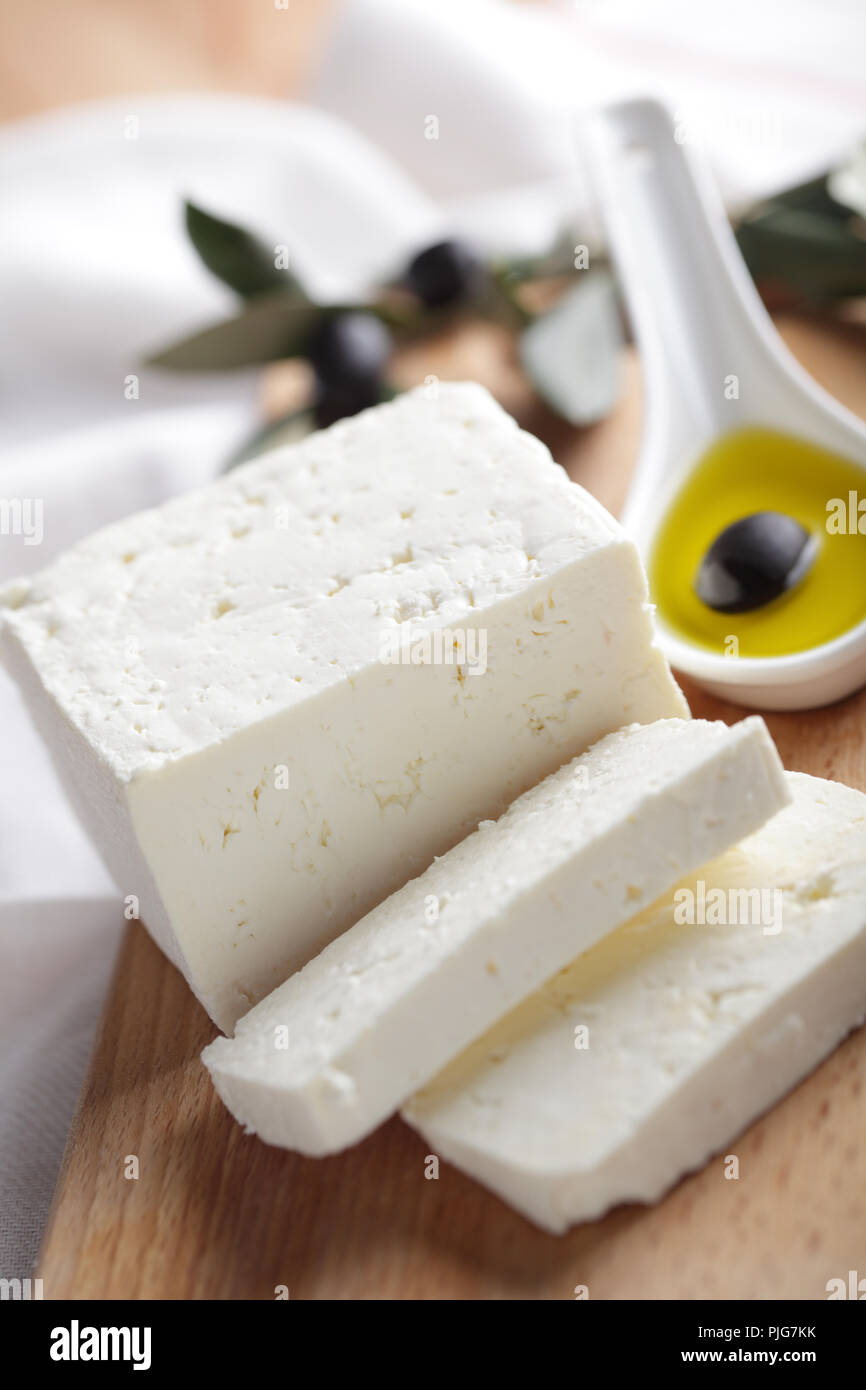 Le fromage feta et olives noires à l'huile d'olive Banque D'Images
