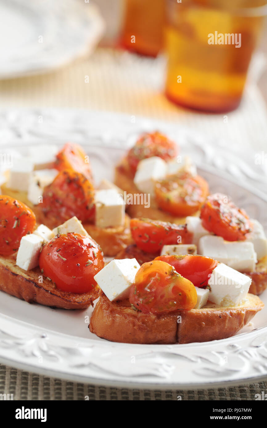Soupes rassasiantes avec dés de fromage feta et tomates cerises Banque D'Images