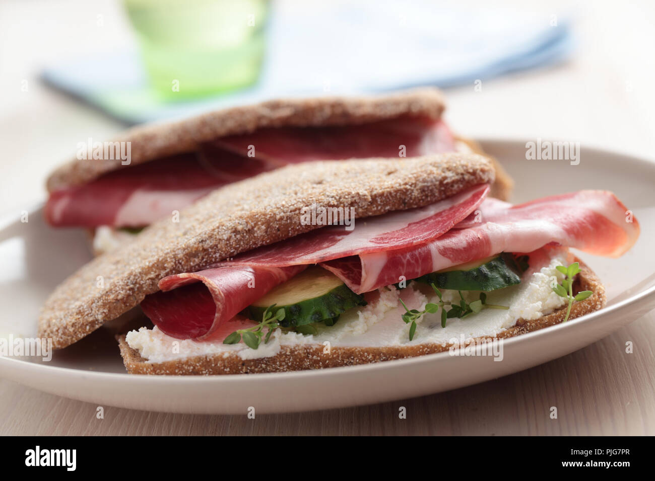 Des sandwichs avec du fromage mou, tranches de concombre, et jamon Banque D'Images