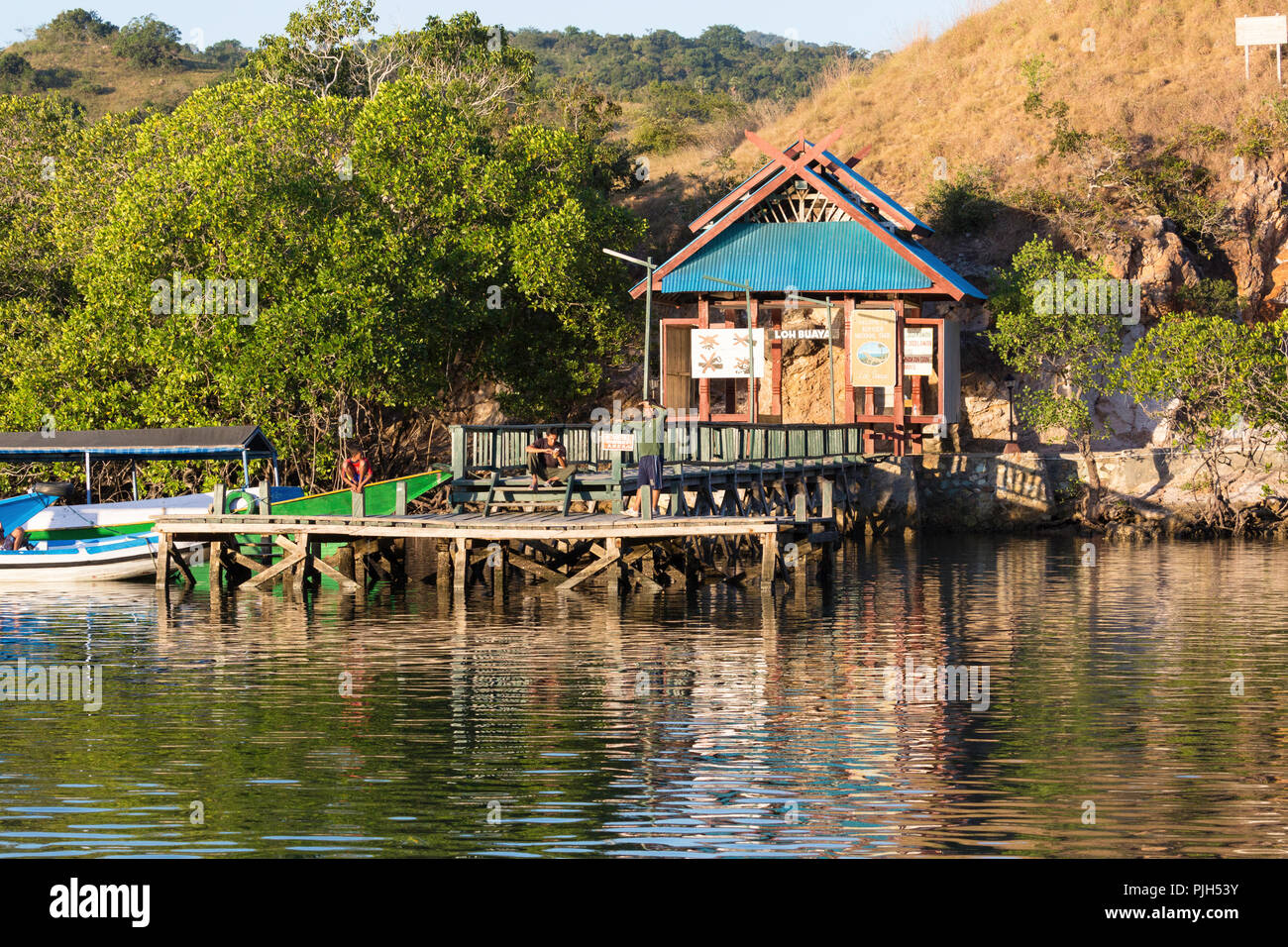 La station du garde forestier pour le Parc National de Komodo, Rinca Island, la mer de Flores, en Indonésie Banque D'Images