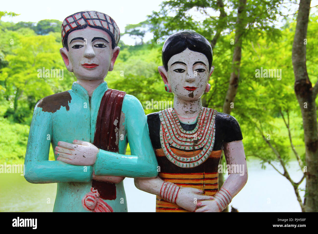 Sculpture de Mari et femme dans le parc avec la nature. La sculpture est situé à Meghla Parjatan Bandarban, complexes, au Bangladesh. C'est un art libre de droit d'auteur. Banque D'Images