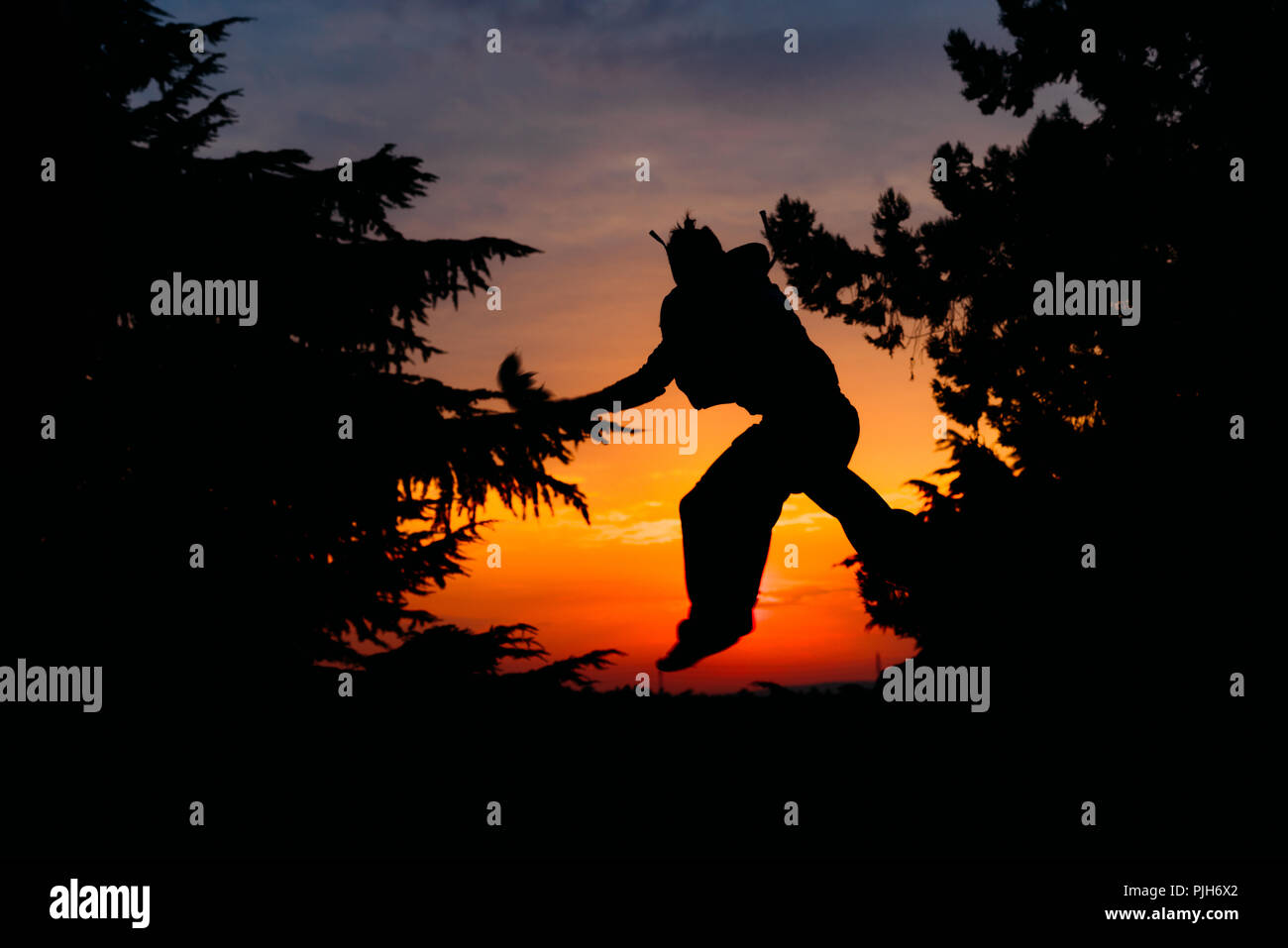 Faire De Lexercice Parkour Silhouette Au Coucher Du Soleil