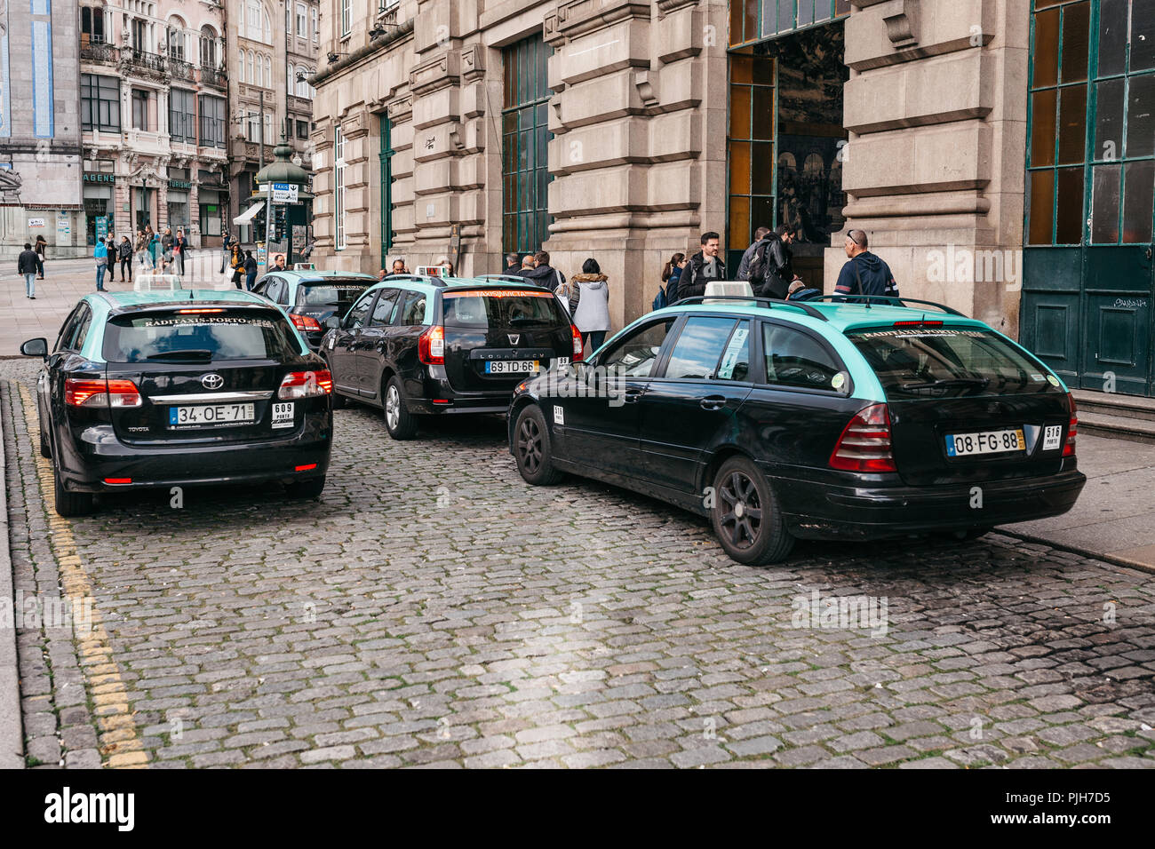 Portugal, Porto, 05 mai 2018 : de nombreuses voitures de taxi sont en attente pour les clients près de la gare de Porto au Portugal. Service pour le transport de personnes. Banque D'Images