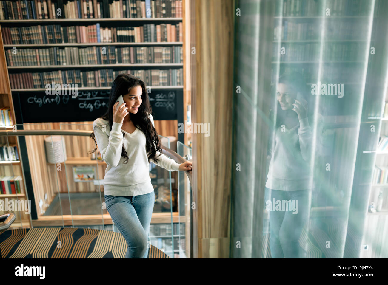 Brunette businesswoman talking on phone Banque D'Images