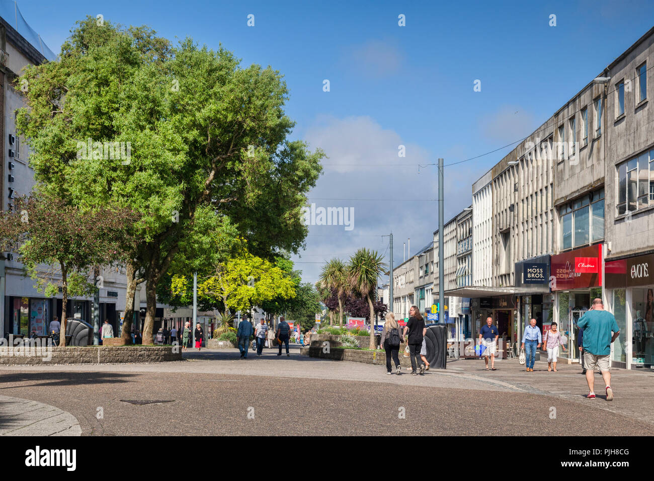 2 juin 2018 : Plymouth, Devon, UK - Shoppers à nouveau George Street sur un matin de printemps chaud et ensoleillé. Banque D'Images