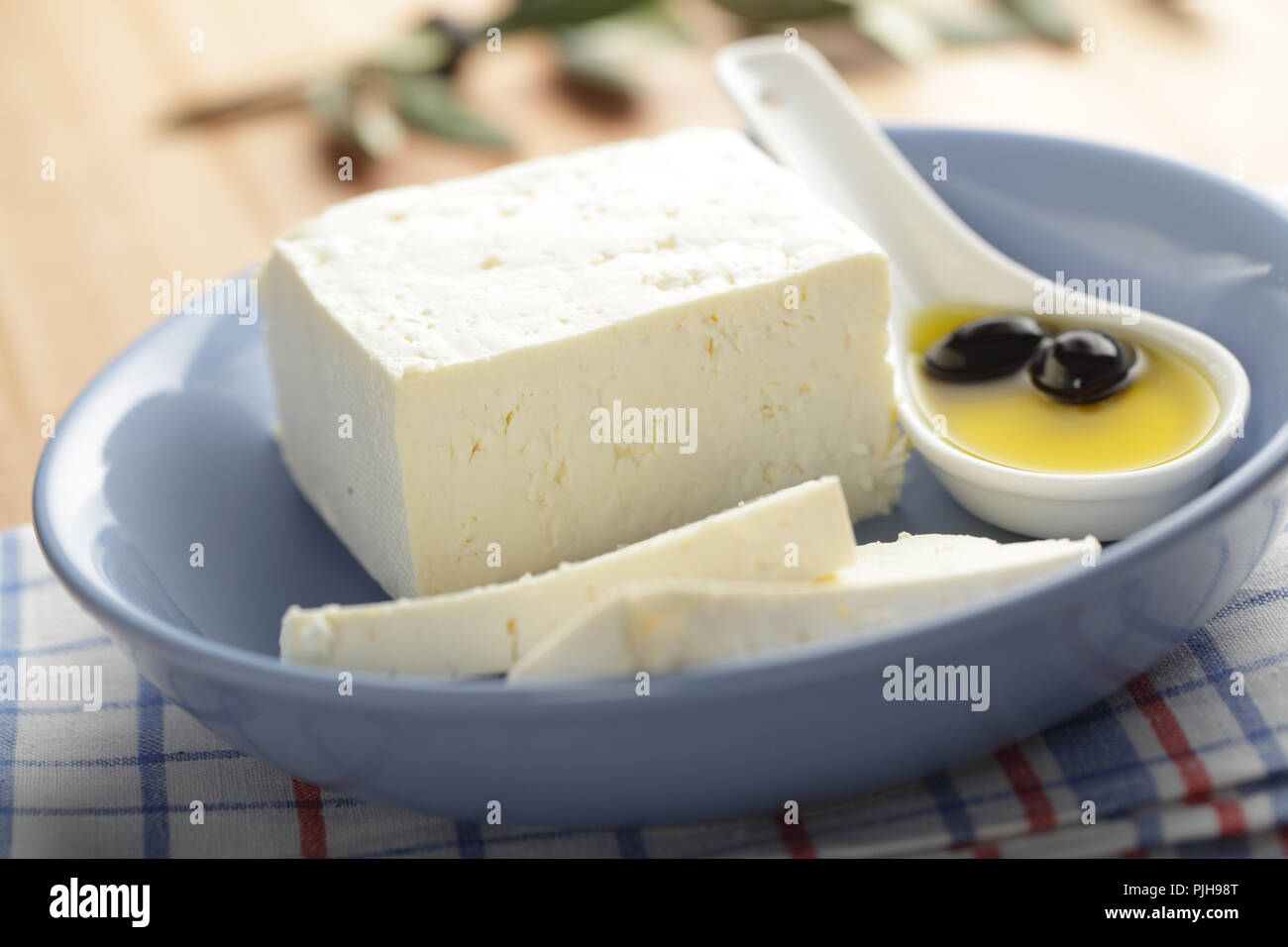 Le fromage Feta aux olives noires à l'huile d'olive Banque D'Images