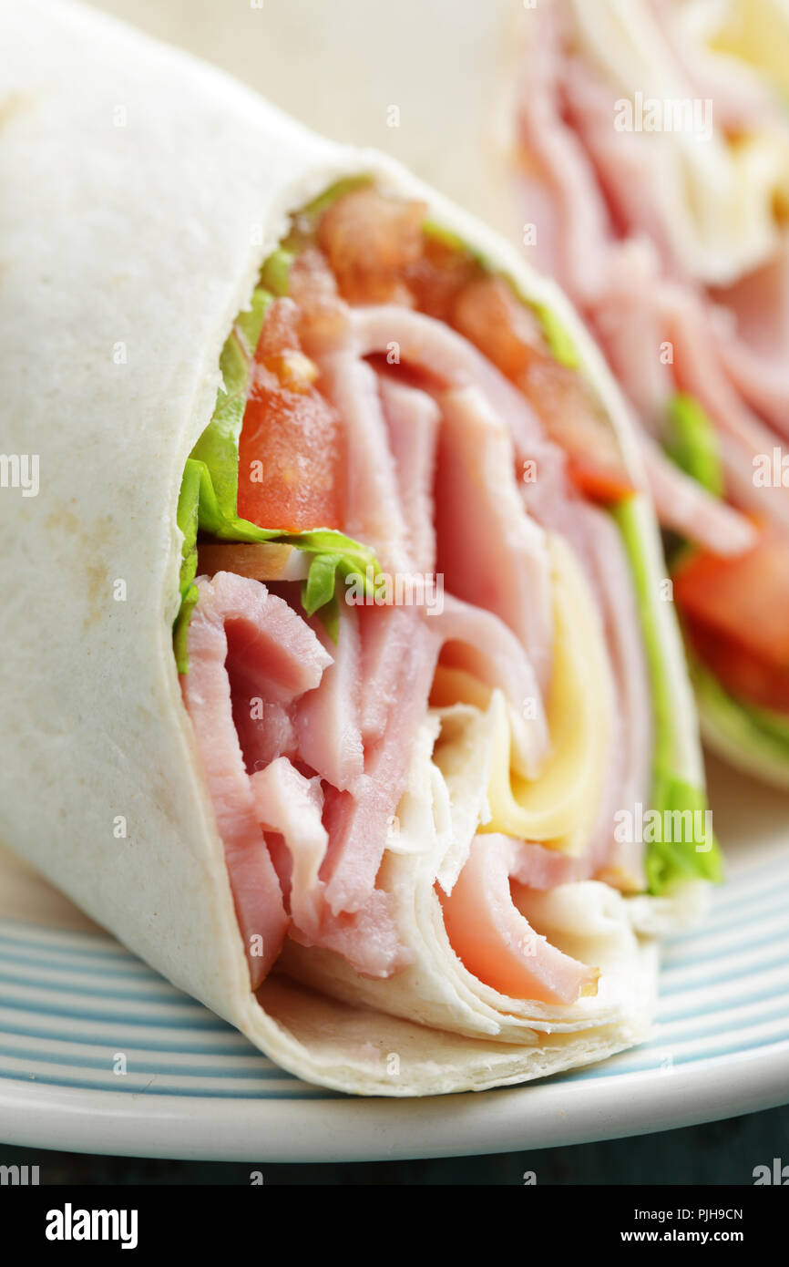 Roll-ups de tortillas au jambon, fromage et légumes Banque D'Images