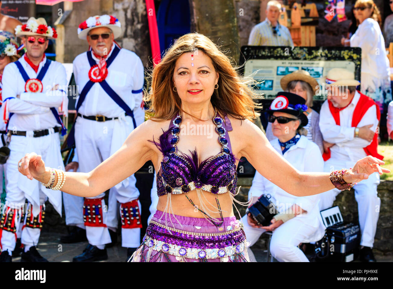 Femme mature du 'bon karma Ladies' de la danse du ventre en groupe effectuer une rue de la ville de Sandwich, Kent, dans le cadre de l'ale et Folk Festival. Banque D'Images