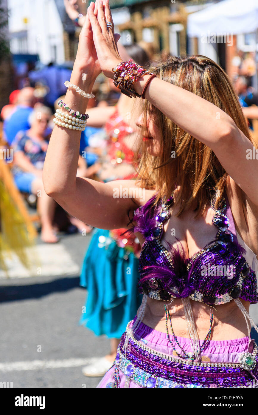 Femme mature du 'bon karma Ladies' de la danse du ventre en groupe effectuer une rue de la ville de Sandwich, Kent, dans le cadre de l'ale et Folk Festival. Banque D'Images