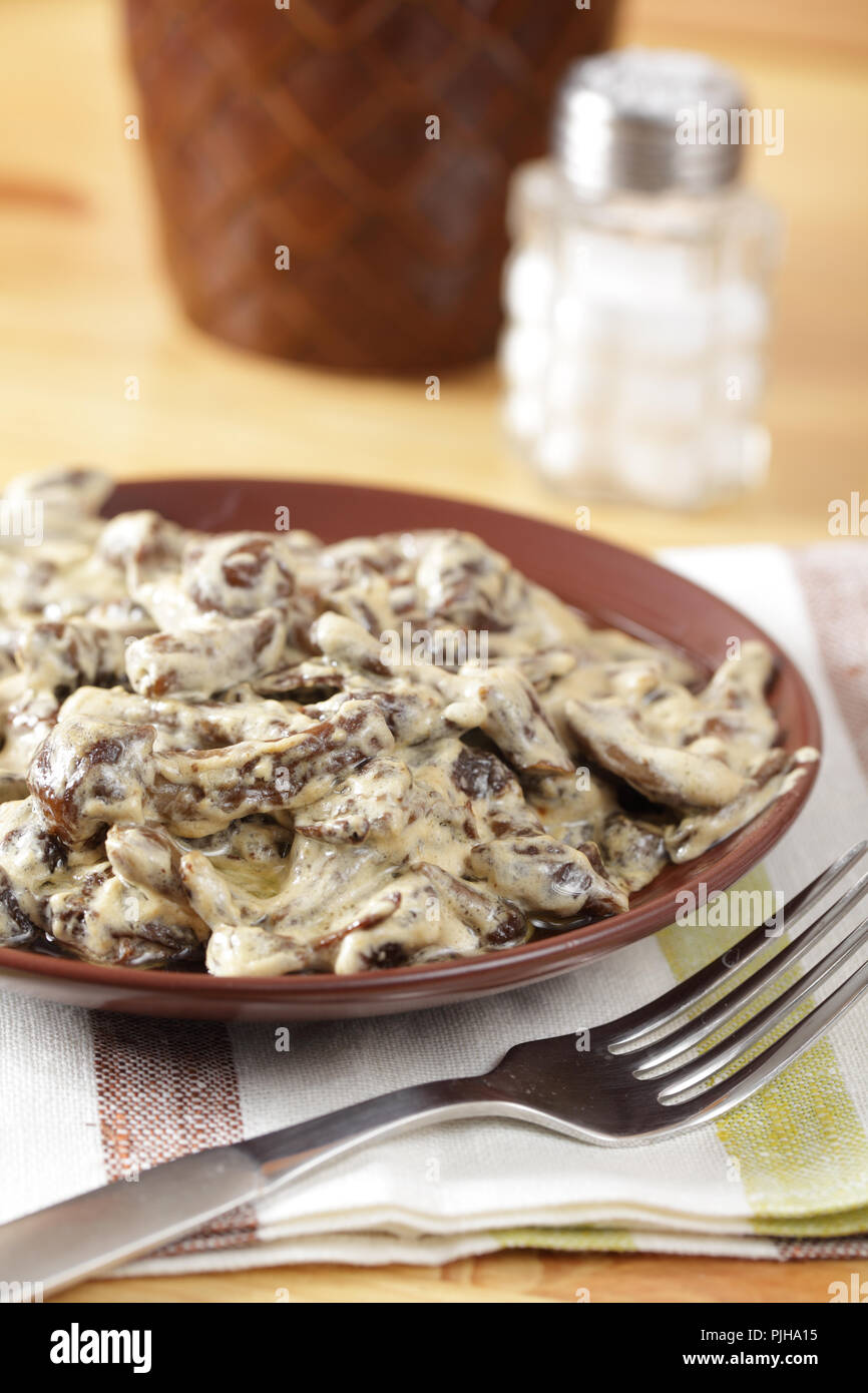 Sauté de champignons à la crème sur la plaque brune Banque D'Images