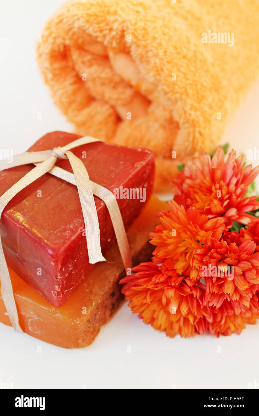 Produits Spa. Le savon fait à la main avec des fleurs chrysanthème et serviette douce. Banque D'Images