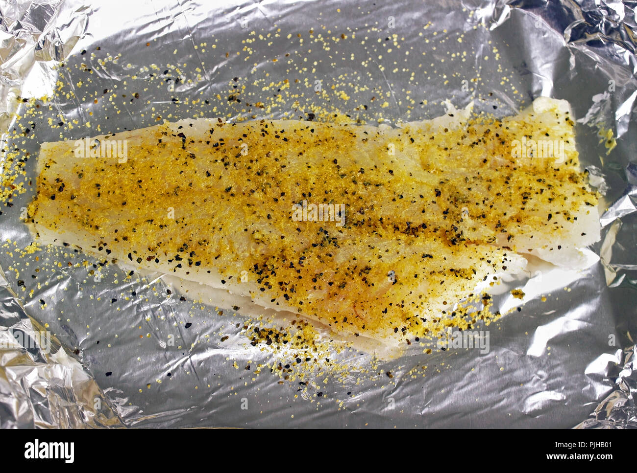 Filet de sole frais avec du citron poivre sur l'aluminium pour la cuisson Banque D'Images