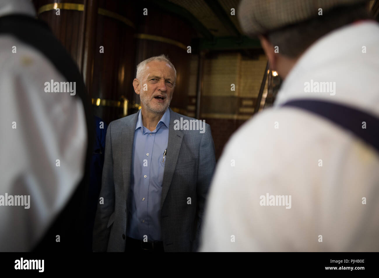 Leader du travail parle Jeremy Corbyn à la station de pompage et les bénévoles comme il est illustré autour de la station de pompage de l'abbaye de Leicester, le Musée de la science et de la technologie, de Leicester comme il l'annonce le Parti du travail pour prendre l'industrie de l'eau dans la propriété publique. Banque D'Images