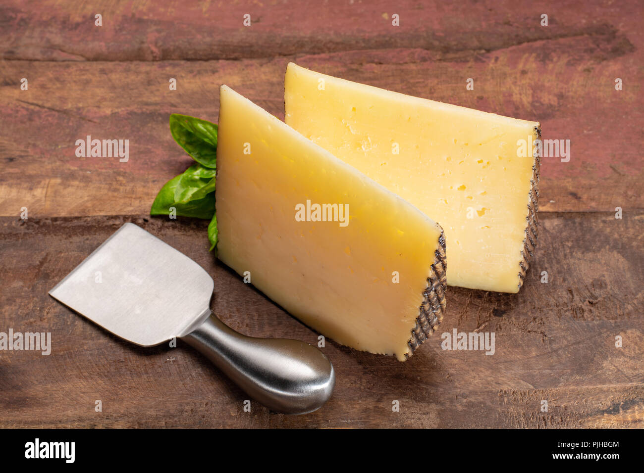 Deux morceaux de Manchego, queso manchego, fromage fabriqué dans la région de La Mancha de l'Espagne avec du lait de brebis de la race Manchega Banque D'Images