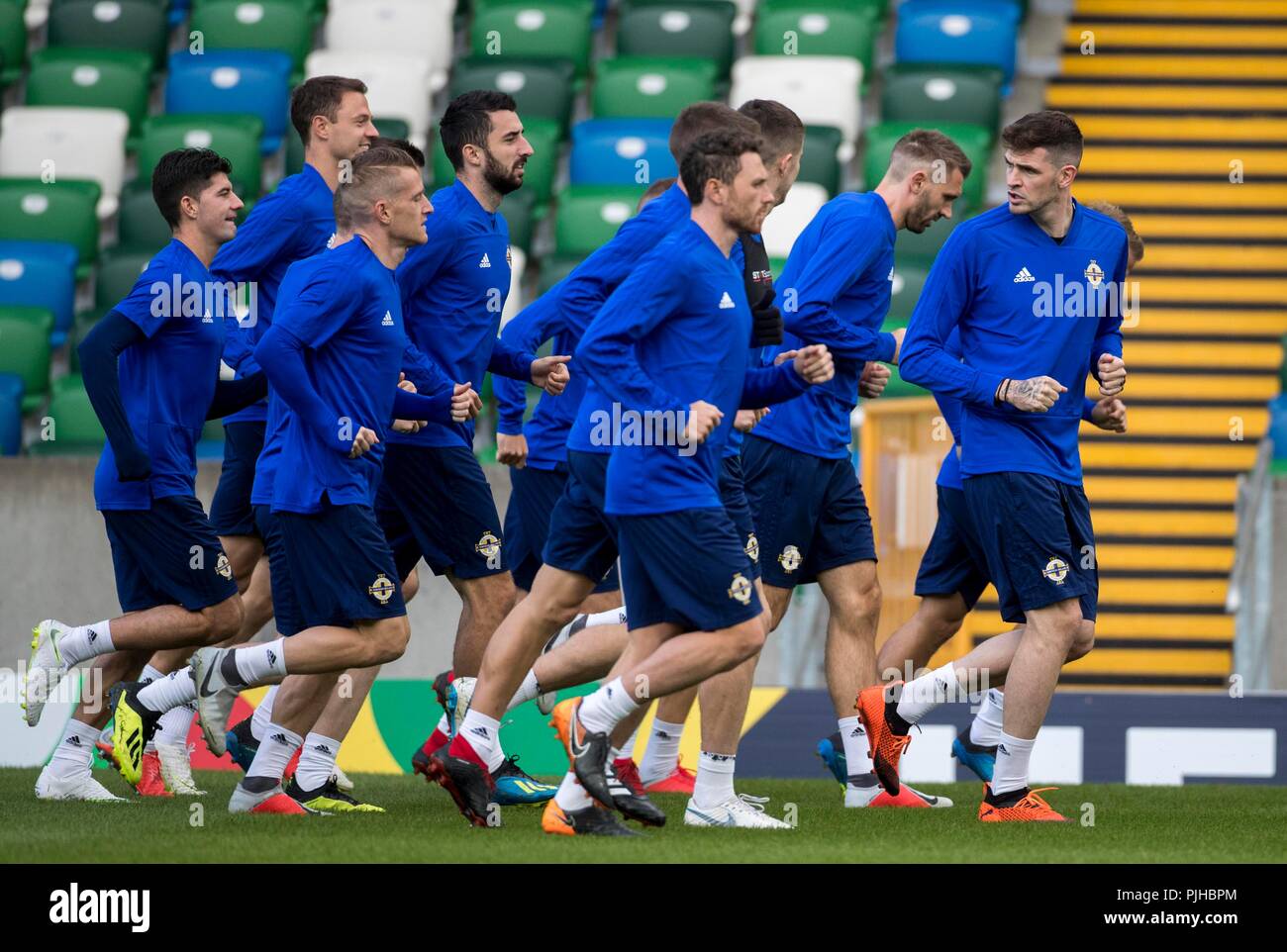 L'Irlande du striker Kyle Lafferty mène ses coéquipiers au cours de la session de formation à Windsor Park, Belfast. Banque D'Images