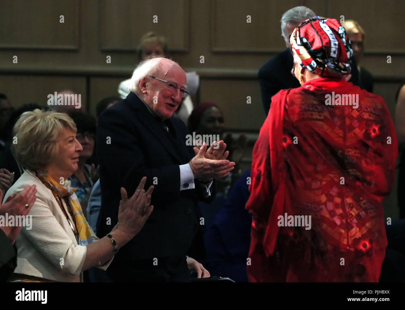 Président Michael D Higgins applaudit Amina Mohammed, secrétaire général adjoint de l'Organisation des Nations Unies, après qu'elle a parlé à une préoccupation dans le monde entier conférence à Dublin. Banque D'Images